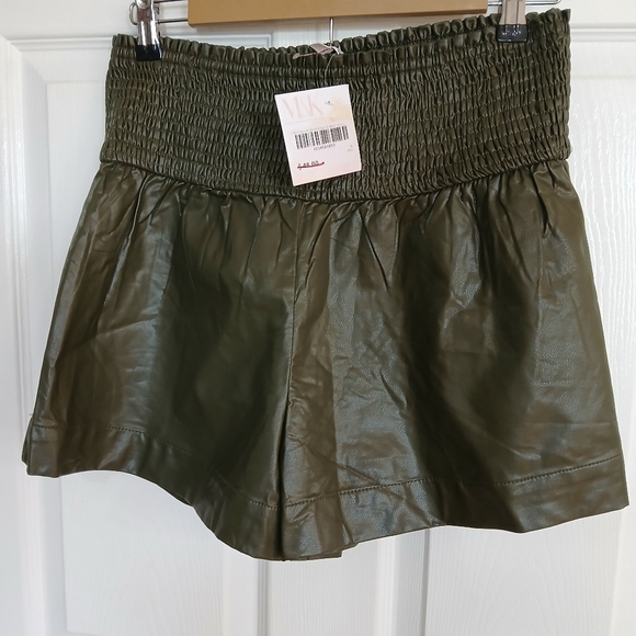 TCEC Vegan Leather Shorts | Olive Green Smocked Waist | High Rise | Size M NWT - Picture 3 of 6